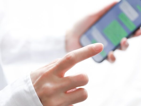LINEのビジネス利用に要注意。情報漏洩やトーク流出のリスクを解説